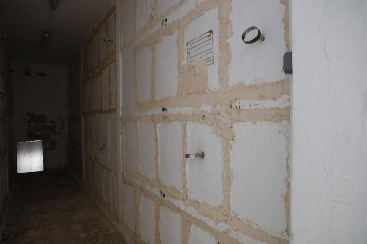 In solchen anonymen Nischen werden die Migranten bestattet.