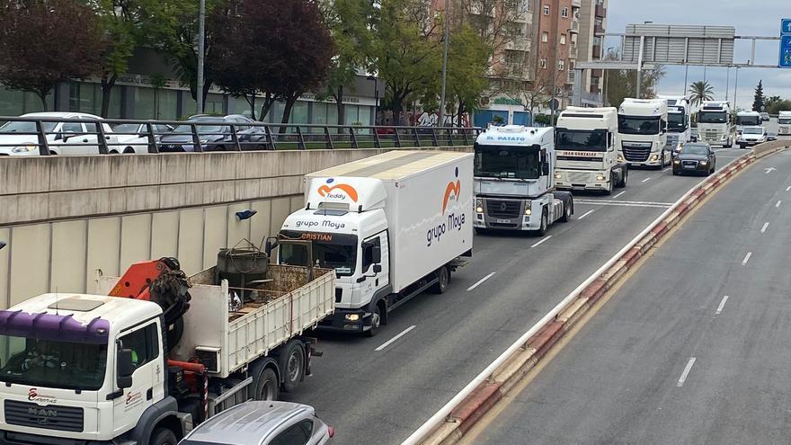 Los camiones vuelven a recorrer las calles de Murcia por sexto día consecutivo