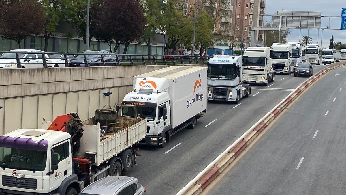 La caravana de camiones entrando a la ciudad de Murcia.