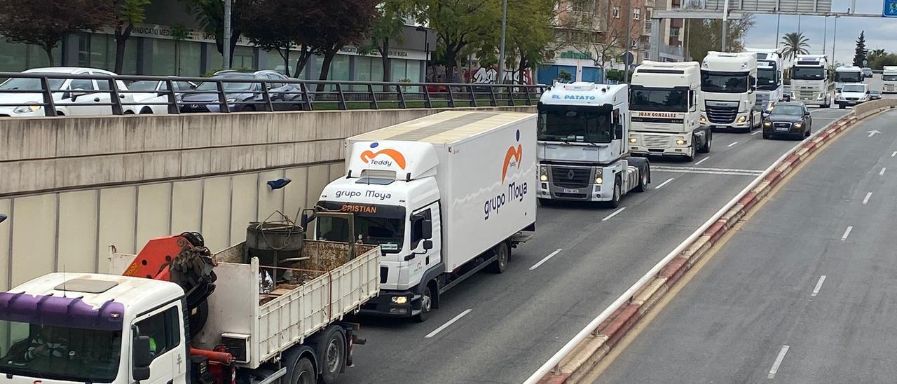 La caravana de camiones entrando a la ciudad de Murcia.