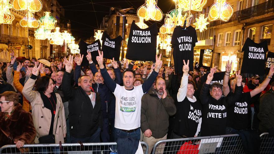 Trabajadores de Vitrasa protestan durante el apagado de luces en Porta do Sol