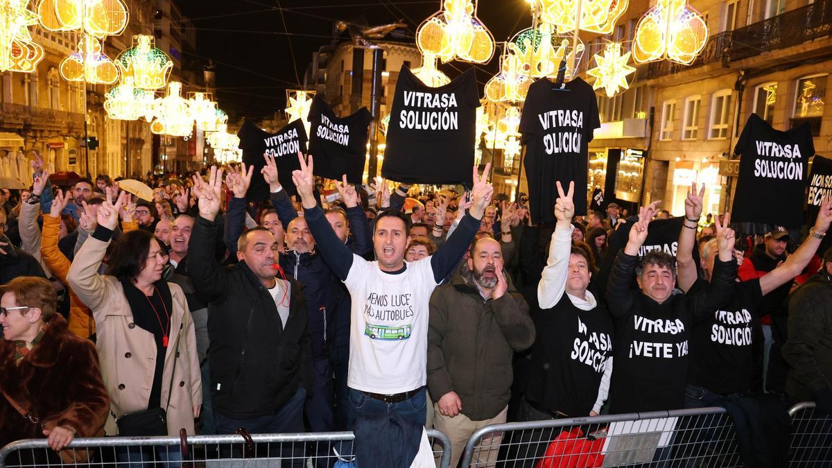 Trabajadores de Vitrasa protestan durante el apagado de luces en Porta do Sol