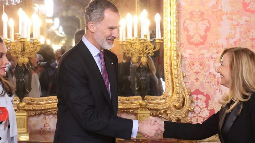 Los Reyes saludan  a la embajadora de Uruguay en España, Ana Teresa Ayala, compatriota de la premiada Cristina Peri Rossi. |  Casa Real