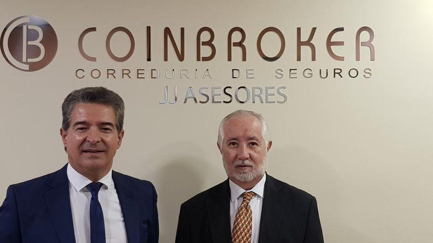 Juan Martínez y Juan Pérez, en las oficinas de Coinbroker Murcia.