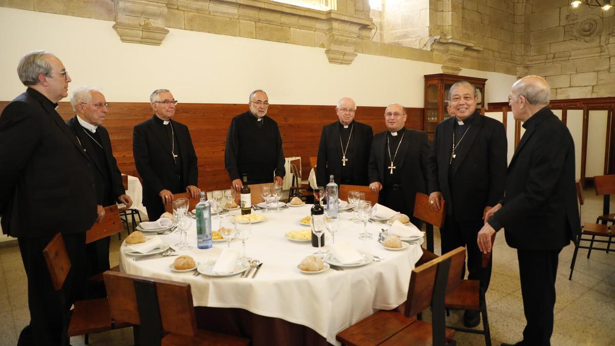 Cena con los miembros de la curia invitados a la ceremonia de toma de posesión del nuevo arzobispo de Santiago