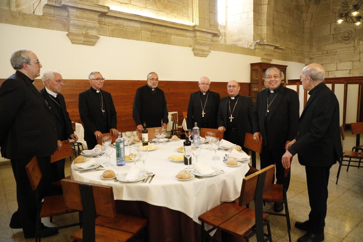 Cena con los miembros de la curia invitados a la ceremonia de toma de posesión del nuevo arzobispo de Santiago