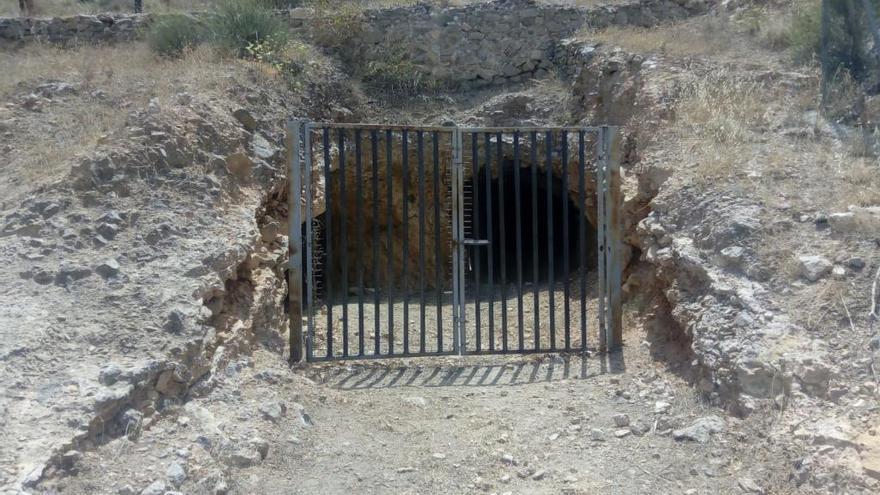 Orihuela repone la puerta de la mina que permanecía abierta junto al complejo minero de San Antón