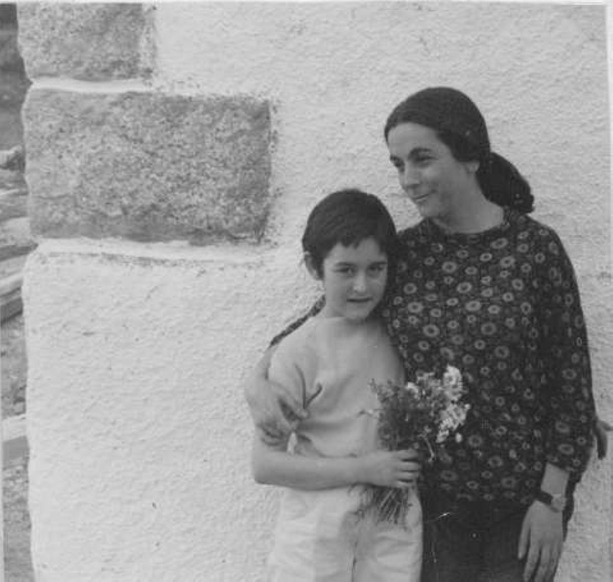 Fotografía de Carmen Martín Gaite con su hija Marta Sánchez Martín en el Boalo.