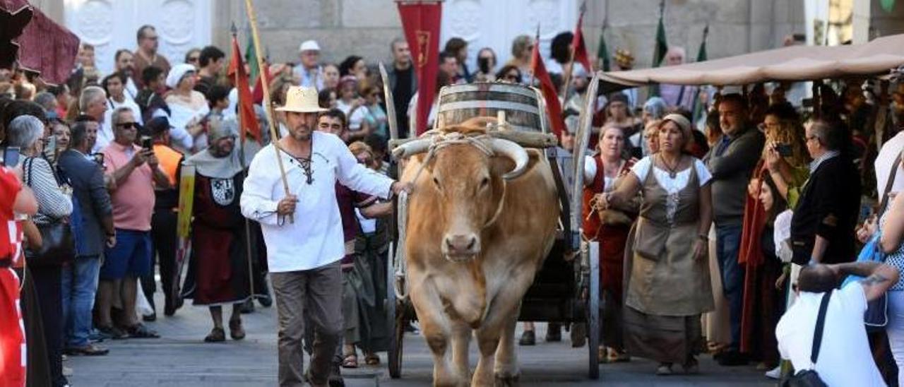 La vaca que portó el gran barril utilizado en el desfile del transporte del vino.