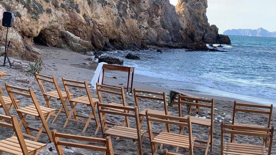 Los concejales de MC Cartagena se ofrecen a oficiar bodas en la playa para hacerlas más baratas