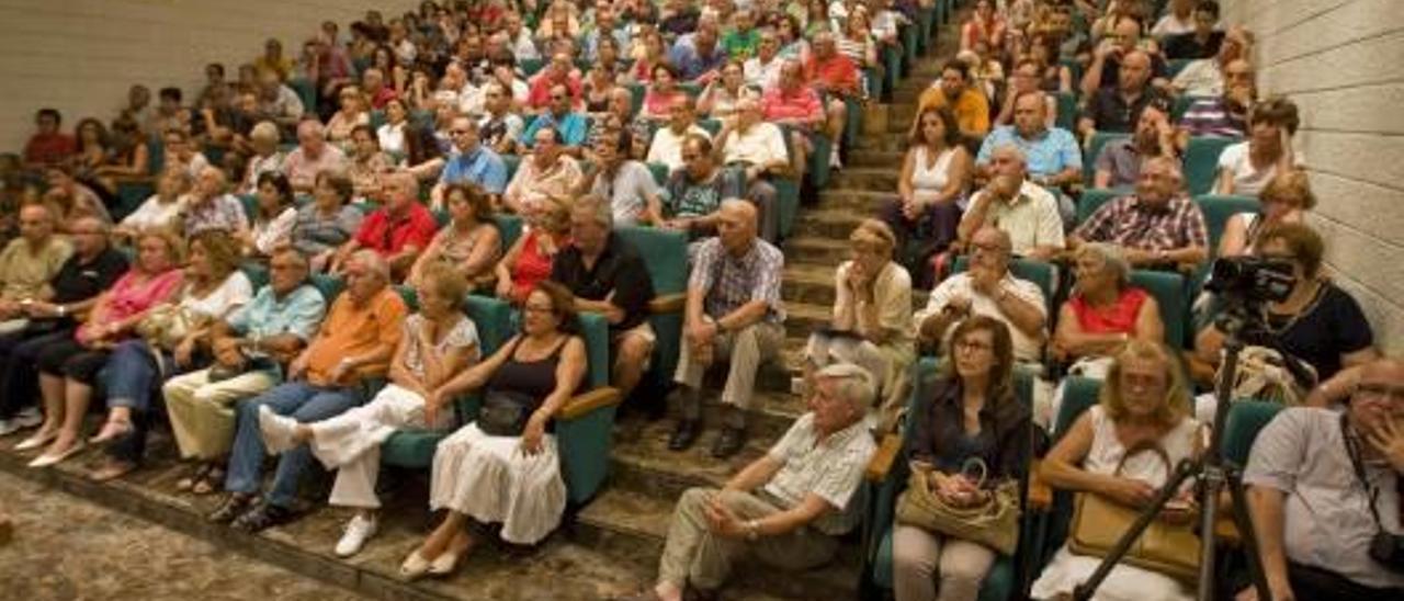 Asamblea de afectados por las cuotas participativas en una imagen de julio de 2012.