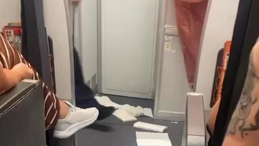 Cambio de avión, disputas y caca en el suelo: así fue la cancelación de un vuelo de Tenerife a Londres