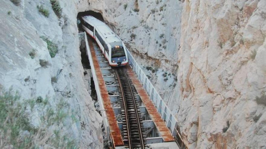 Ferrocarrils hará pruebas de carga en los puentes de hierro centenarios del «trenet»