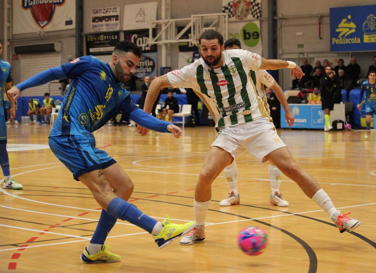 Elías golpea la pelota.