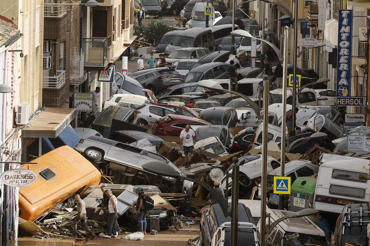 Vehículos amontonados en una callede Picaña (Valencia) tras la DANA de hace dos semanas.