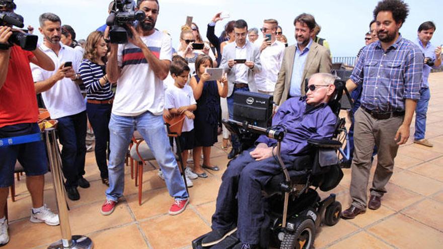 Llegada de Hawking, en medio de una enorme expectación, al acto de presentación del Festival Starmus.