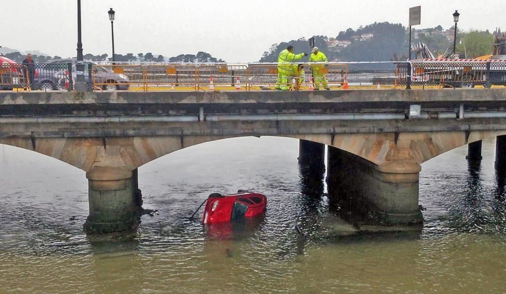 Un coche se precipita al río Miñor en A Ramallosa