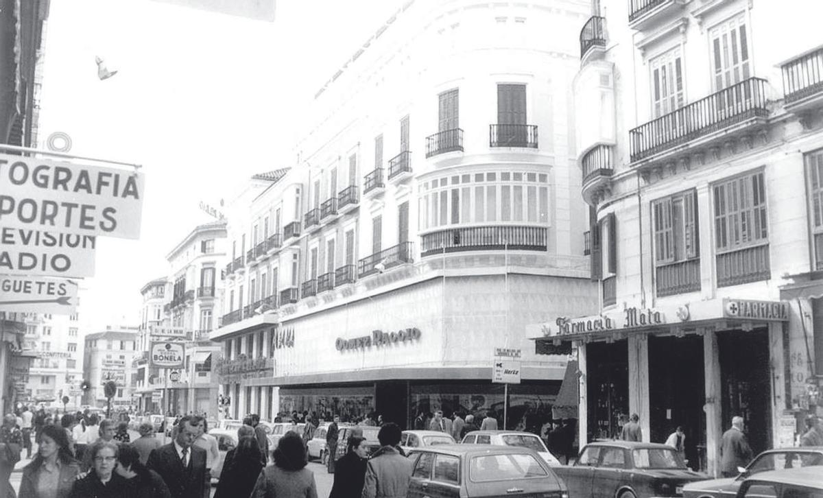 Calle Larios en los 70, con los almacenes Gómez Raggio junto a la Farmacia Mata.