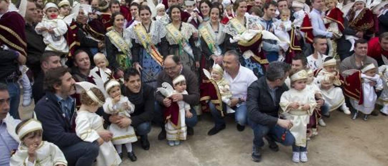 un año más, los vecinos de l&#039;Alcora se volcaron en la celebración de la fiesta del «rotllo», tanto en la romería como en la participación de «angelets».Las festeras, a los pies del Calvario, posando con gran parte de los «angelets», casi cuarenta, que participaron ayer en la «Romeria dels Infants» hasta la ermita de Sant Cristòfol. f acf Dos de los niños, que deben tener entre 0 y 3 años e ir con túnica, capa, corona y alas de paloma, en un momento de la romería. f acfLos romeros, junto con la curia y la música de las «dolçainas» salieron a primera hora y regresaron al pueblo para el reparto de los 7.500 «rotllos» preparados para la ocasión. f acf