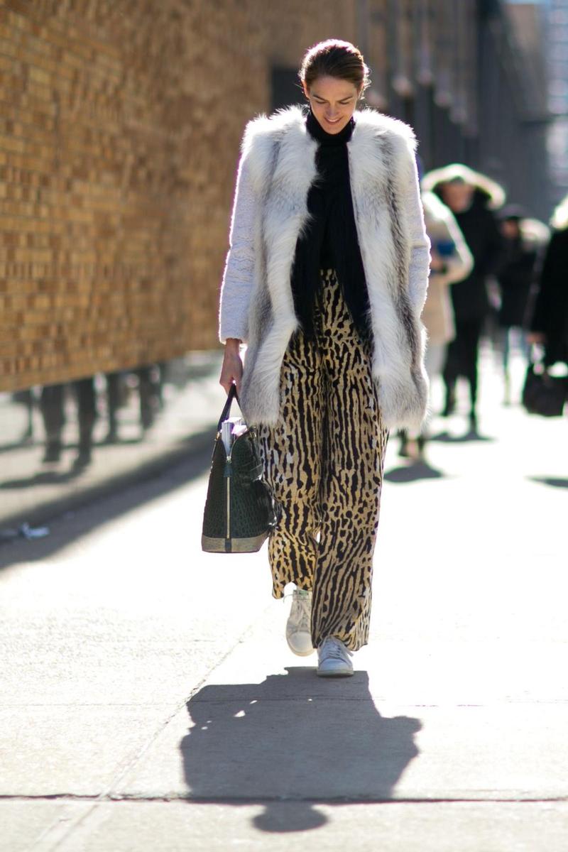 Look abrigo de piel con pantalones de animal print