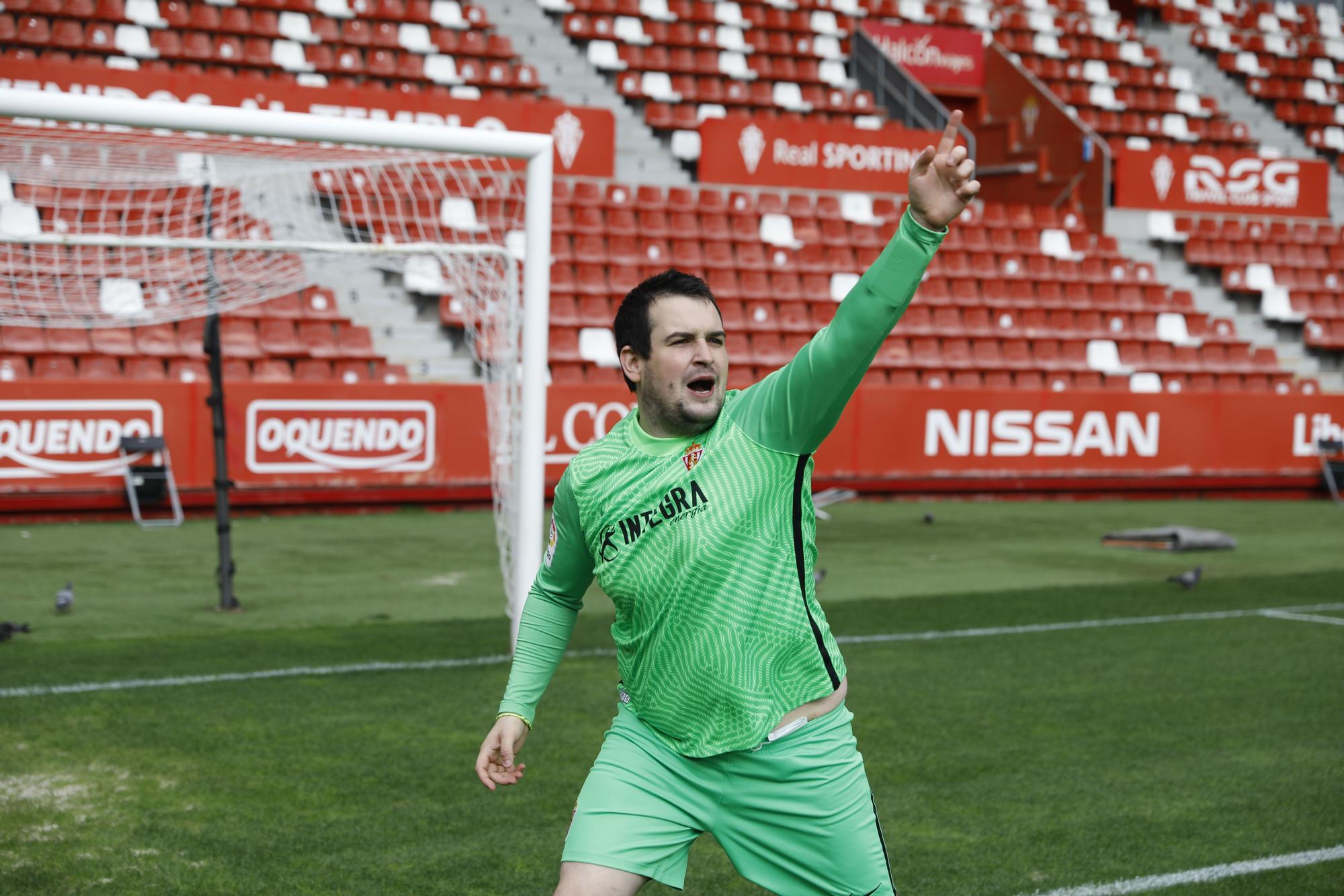 Los aficionados del Oviedo y del Sporting se visten de jugadores para el derbi