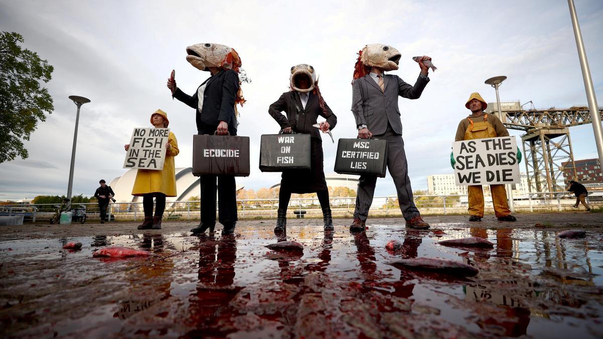 Activistas climáticos protestan en Glasgow