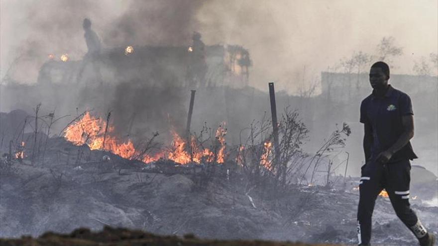 El fuego arrasa 80 chabolas de inmigrantes en minutos