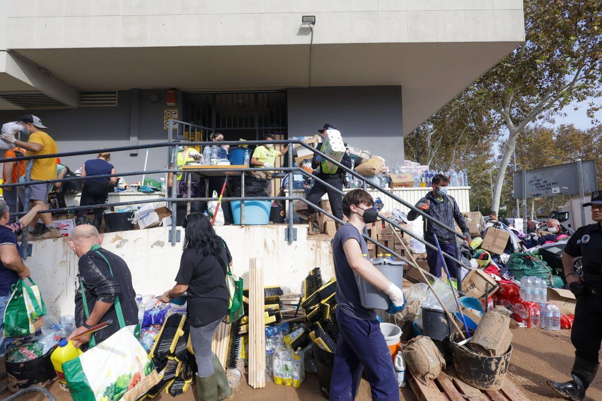 Sedaví Benetússer VLC consecuencias de la Dana una semana después reparto de enseres a los vecinos voluntarios ayudando. RIADA HISTÓRICA . AYUDA HUMANITARIA . ENTREGA DE ALIMENTOS A LOS AFECTADOS . VOLUNTARIOS. DANA . GOTA FRÍA . INUNDACIONES EN L'HORTA SUD . LA RIBERA ALTA . HOYA DE BUÑOL . REQUENA-UTIEL
