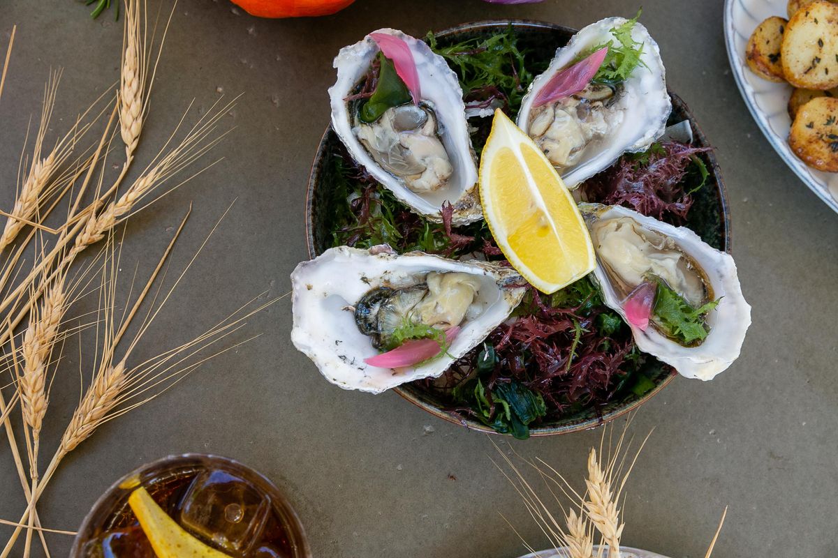 Deliciosas estaciones culinarias en Farmers’ Market Brunch Experience.