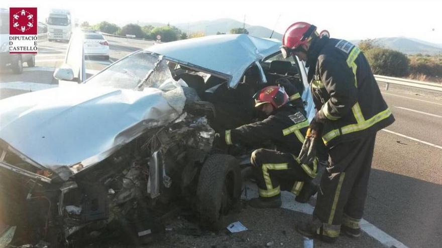 Una mujer herida grave tras chocar con un camión en la N-340