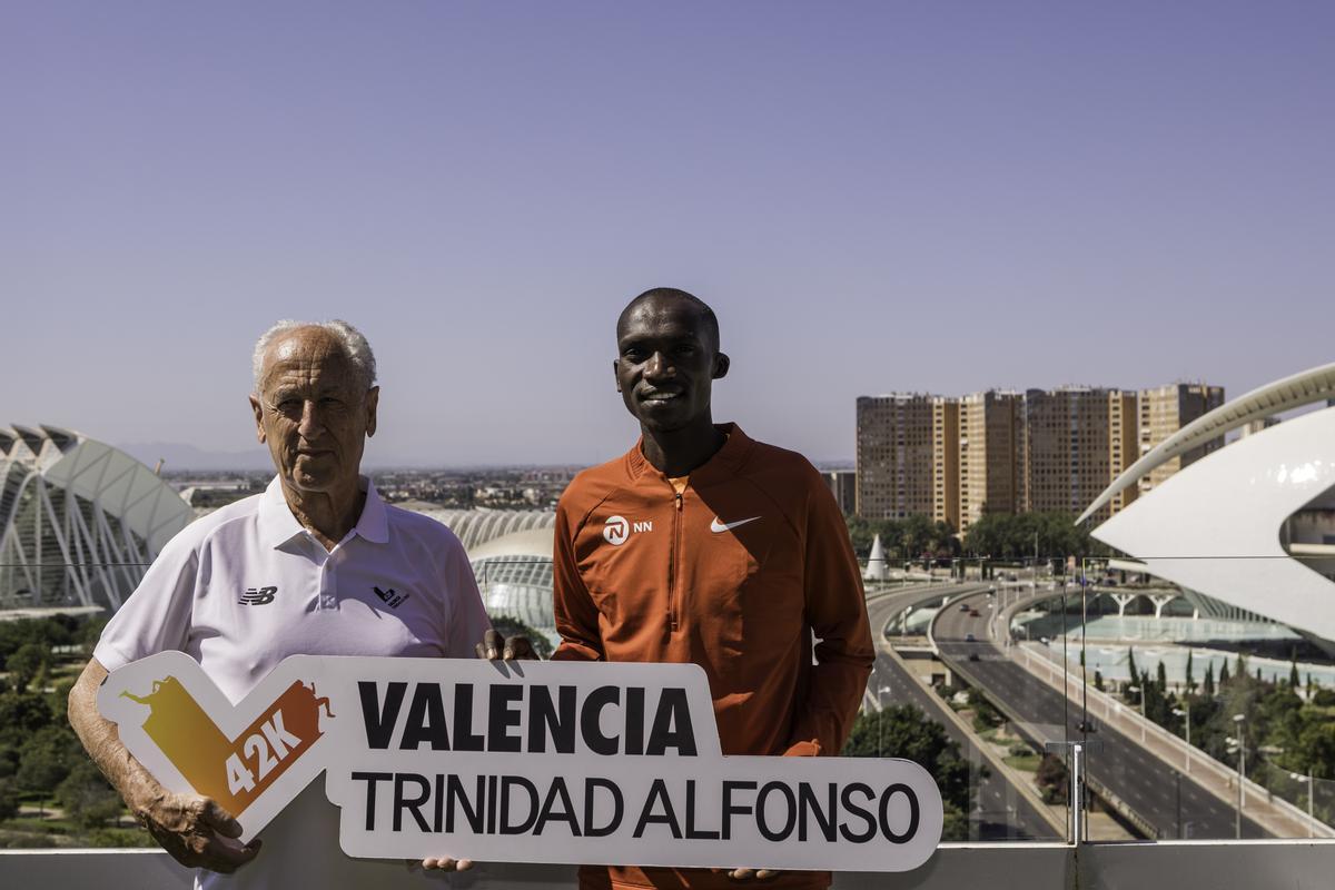 Paco Borao, con Joshua Cheptegei ante lo que será la salida del Maratón Valencia Trinidad Alfonso el 3 de diciembre