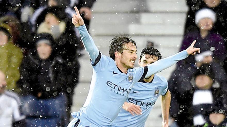 El grancanario David Silva celebra su gol, el tercero del Manchester City, frente al West Bromwich Albion. El conjunto citizen continúa a la estela del Chelsea, distanciado en tres puntos del líder.