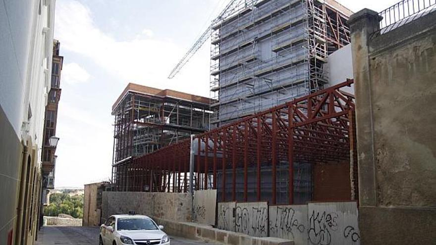 Obras del Teatro Ramos Carrión, junto a la calle de Alfonso XII.