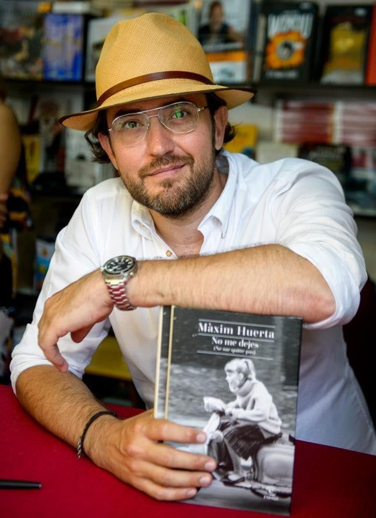 Máxim Huerta muestra su último libro No me dejes en la Feria del Libro de Madrid.