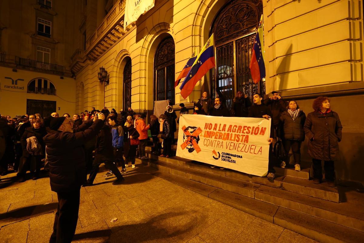 Defensores y detractores de la captura de Nicolás Maduro se enfrentan en la plaza España de Zaragoza. Defensores y detractores de la captura de Nicolás Maduro se enfrentan en la plaza España de Zaragoza.
