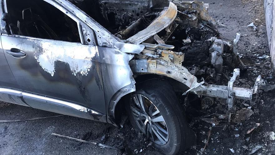 GALERÍA | Coche calcinado en la calle Ferrocarril de Zamora