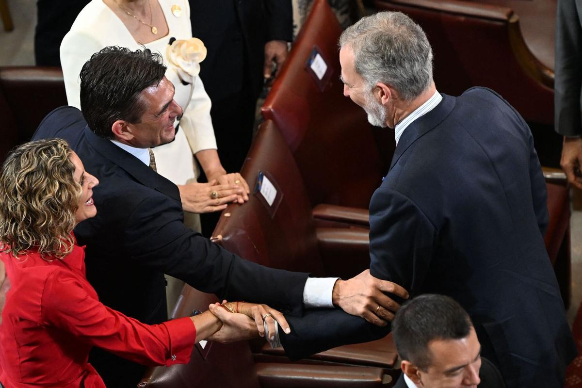 Spain's King Felipe VI (R) greets Bolivia's President Rodrigo Paz and his wife Maria Elena Urquidi upon arrival at the inauguration ceremony of Chile's new President Jose Antonio Kast at the National Congress in Valparaiso, Chile on March 11, 2026. Chile's most right-wing president in over three decades, Jose Antonio Kast, takes office on March 11, 2026, on a promise to tackle surging rates of violent crime and carry out mass migrant deportations. (Photo by RODRIGO ARANGUA / AFP)