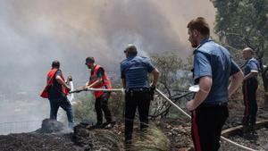 Bomberos intentan apagar los incendios que rodean la ciudad de Palermo, en Sicilia. En vídeo, los incendios de Palermo.