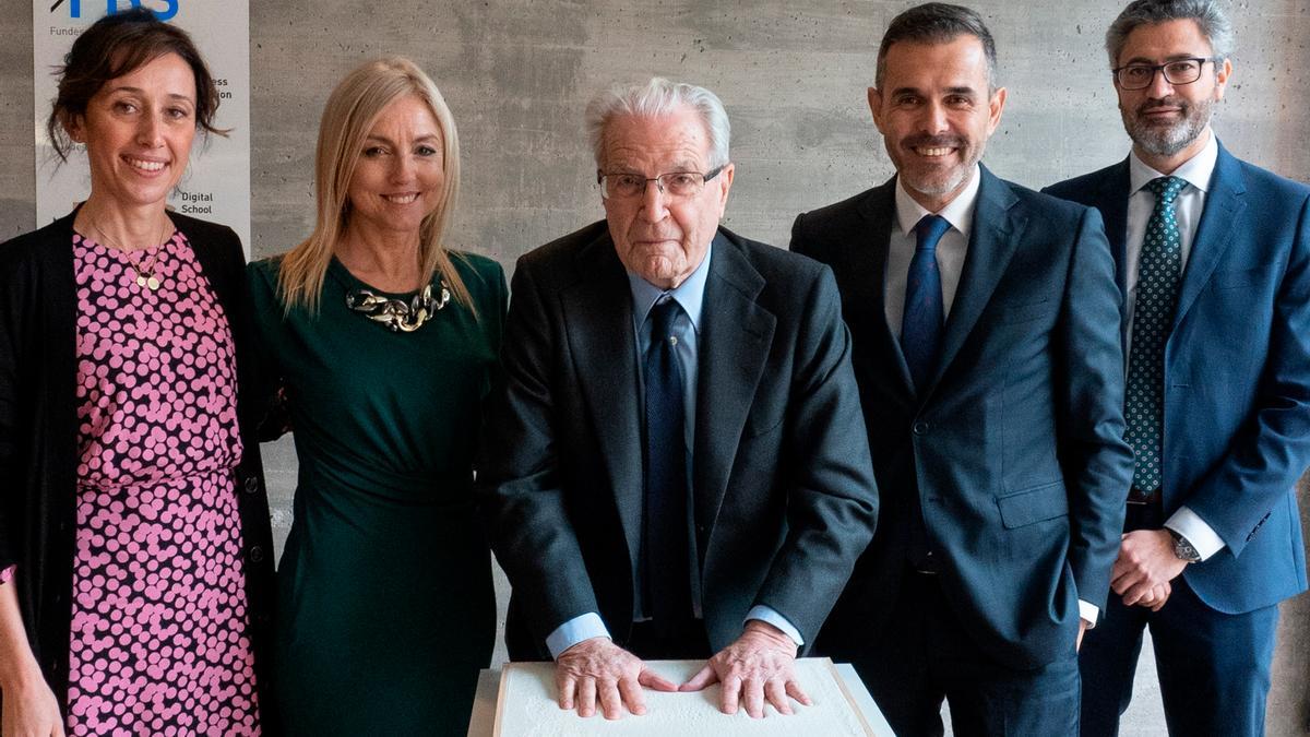 En la foto de izquierda a derecha: Laura Vicente Gómez directora ejecutiva de GESEM, Maite Antón presidenta de AEFA, Antonio Garrigues Walker presidente de honor de Garrigues, Cayetano Sánchez Butrón presidente de Fundesem y Ismael Navarro director general de Fundesem.