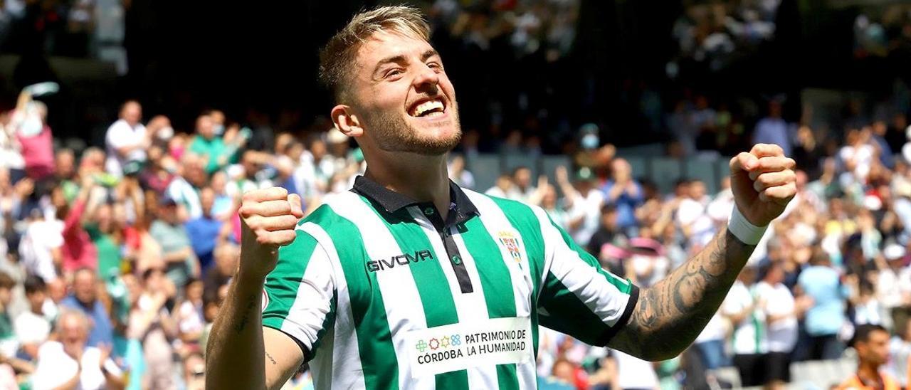 Antonio Casas celebra un gol ante Las Palmas Atlético en El Arcángel.