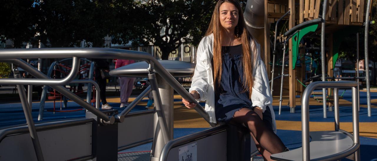 Sara Gonzalez, autora de la guía de accesibilidad de parques infantiles de A Coruña, en un carrusel accesible