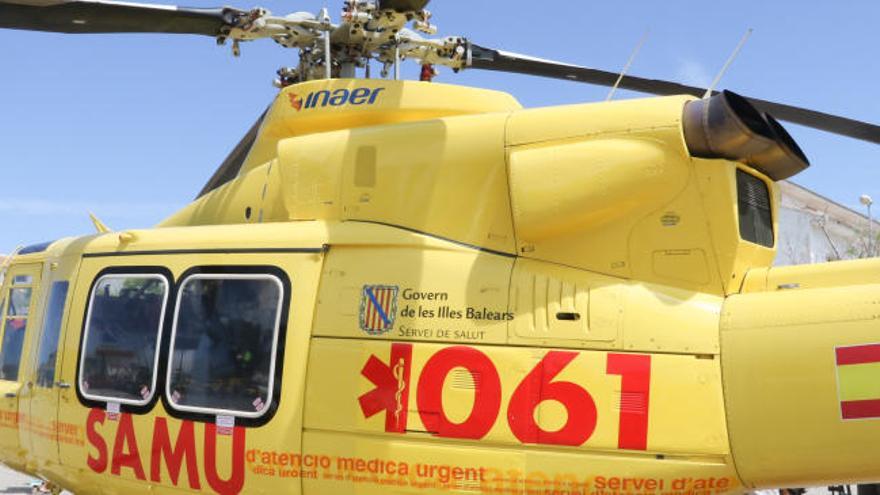Un helicóptero sanitario en el Hospital Can Misses