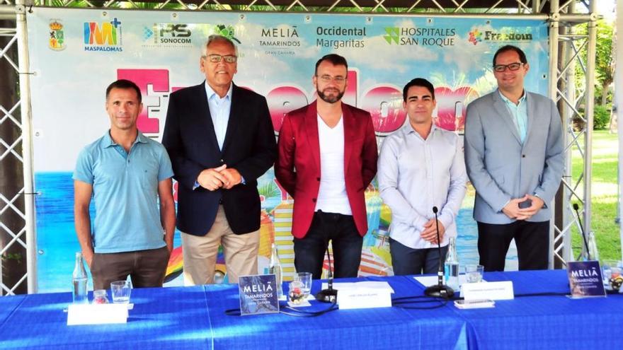 Un grupo de turistas chinos se une al Festival Gay de Maspalomas