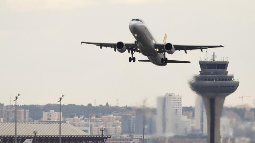 Imagen de un avión aterrizando en Barajas.
