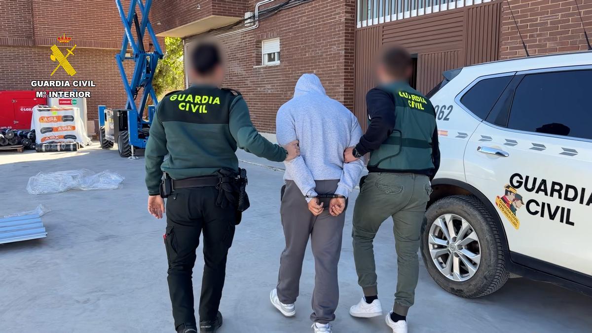 Detenido por robar 300.000 euros en cosmética de lujo en naves industriales.