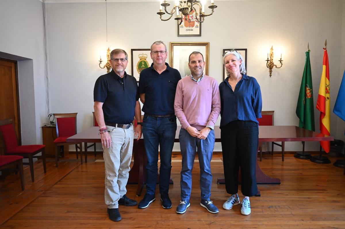 El alcalde cangués –segundo por la derecha– con los productores.