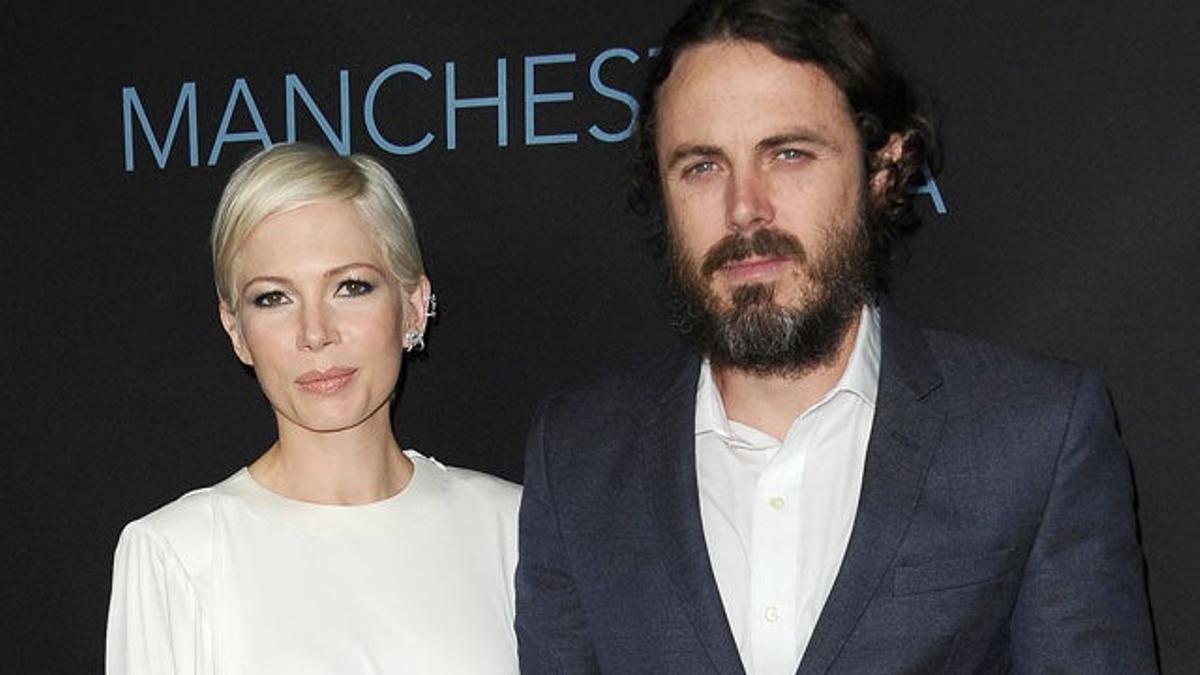 Michelle Williams y Casey Affleck muy juntitos en el estreno de 'Manchester by the sea'