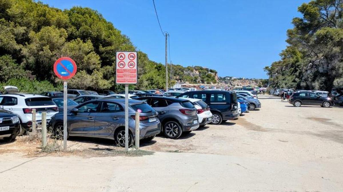El Gob exige clausurar un aparcamiento ilegal de Cala Llombards