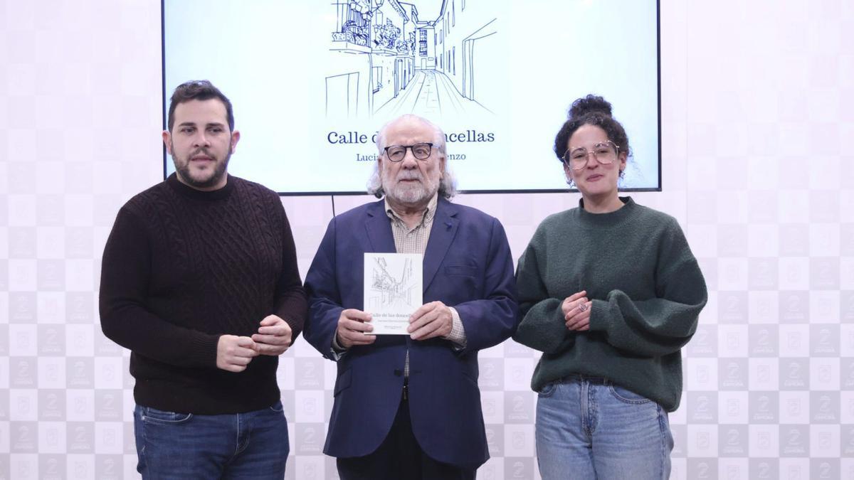 En el centro de la imagen el autor Luciano García Lorenzo, con el poemario entre sus manos.