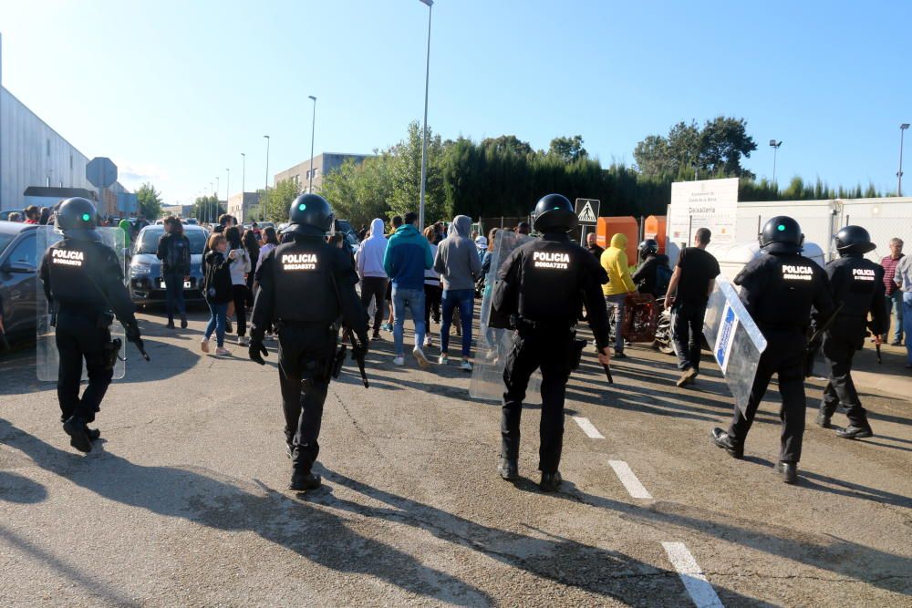 Els Mossos carreguen per dispersar les persones que tallaven la C-65 a Cassà